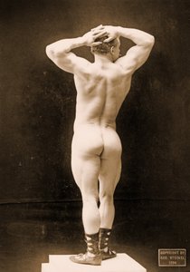 Eugen Sandow, klassisessa antiikin kreikkalais-roomalaisessa asennossa, n. 1894